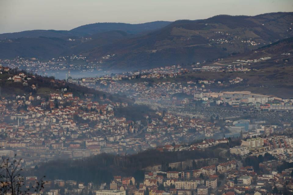 <p>Vatandaşları uyarılar konusunda daha hassas olmaya çağıran Podic, hava kirliliğinin yaşandığı dönemlerde şehirden uzaklaşarak havanın temiz olduğu yerlere gidebilecek imkanı olanların, bunu muhakkak yapması gerektiğini söyledi.</p>

<p> </p>
