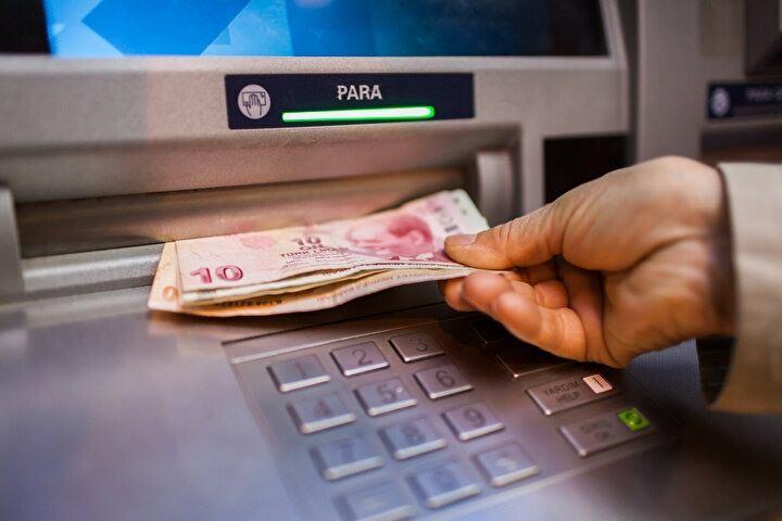 <p>Emekli maaşlarının en az 2500 TL olarak belirlenmesiyle; 1 milyon 265 bin kişi faydalanacak ve düzenlemenin yıllık maliyeti 3,5 milyar TL olarak belirlendi.</p>

