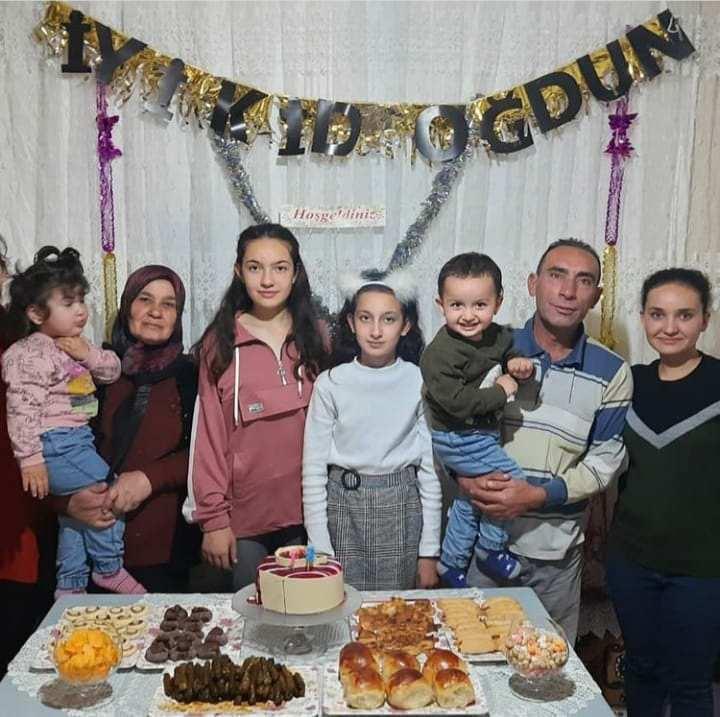 <p>Aileden geri 1 ay önce kızları Rumeysa'nın doğum gününde çekilen fotoğrafları kaldı. İbrahim Ergün'ün ayrıca bahçe düzenlemesi için kısa süre önce aldığı briketlerin yakınları tarafından aile üyelerinin mezarlarında kullanıldığı öğrenildi.</p>
<p>Nuri Bal'ın cenazesi, bugün Yeşilova beldesinde toprağa verilecek. </p>