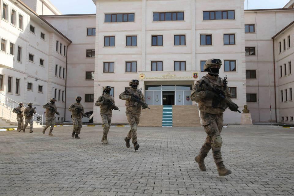 <p>İçişleri Bakanlığı tarafından terör örgütü PKK'nın kış üslenmesini engellemek ve teröristleri etkisiz hale getirmek amacıyla 25 Kasım 2021'de Mardin'de başlatılan Eren Kış-8 Operasyonu'nu devam ediyor.</p>

<p> </p>
