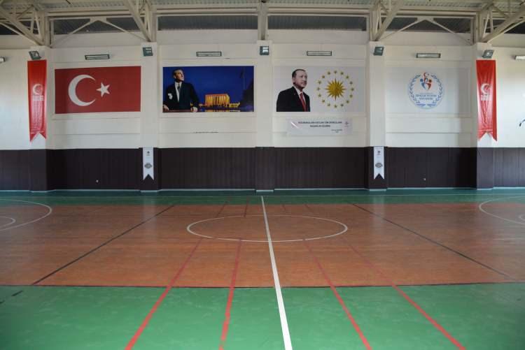 <p>Modern tesisler sayesinde çocuk ve gençler spora yöneldi, spora ilginin artmasıyla 41 spor federasyonu Batman'da temsilcilik açtı, federasyonlar bünyesinde lisanslı sporcu sayısı 43 bine yükseldi.</p>
