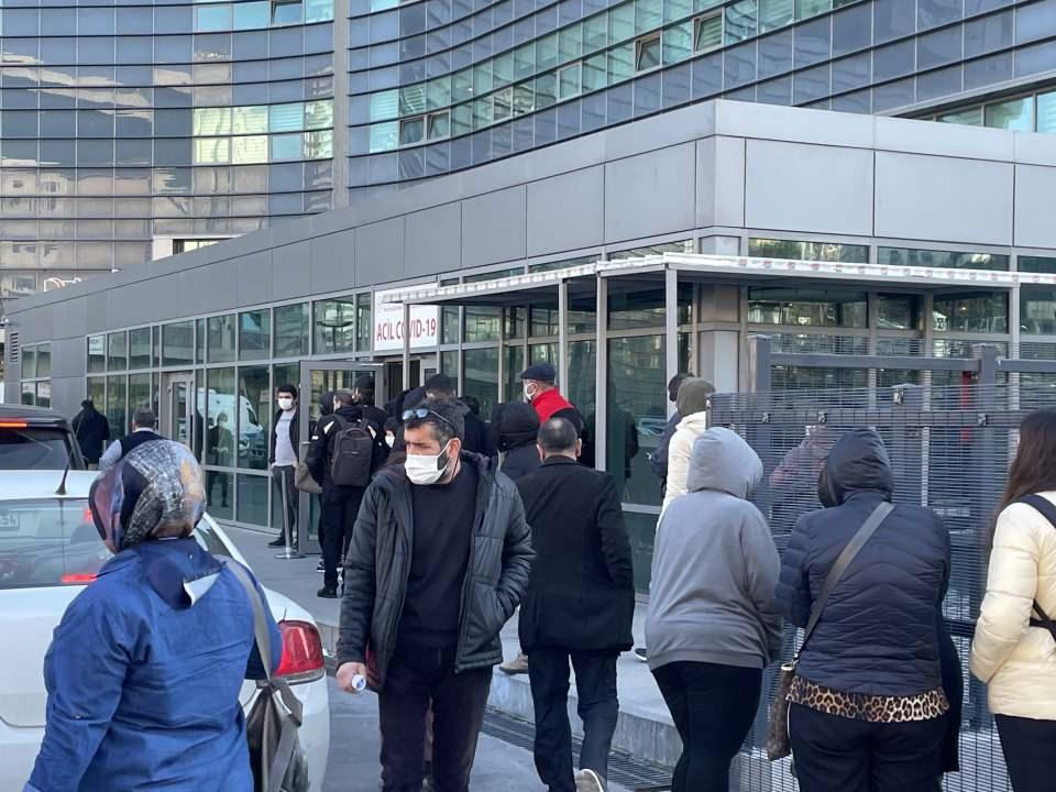<p>İstanbul Tıp Fakültesi Hastanesi Başhekimi Prof. Dr. Ümmühan İşoğlu, 26 Aralık'ta adeta bir kırılma yaşandığını söyledi ve "Bu tarihten önce günlük 500, 600 olan test başvurularımız 1200’ün üzerine çıktı. </p>
