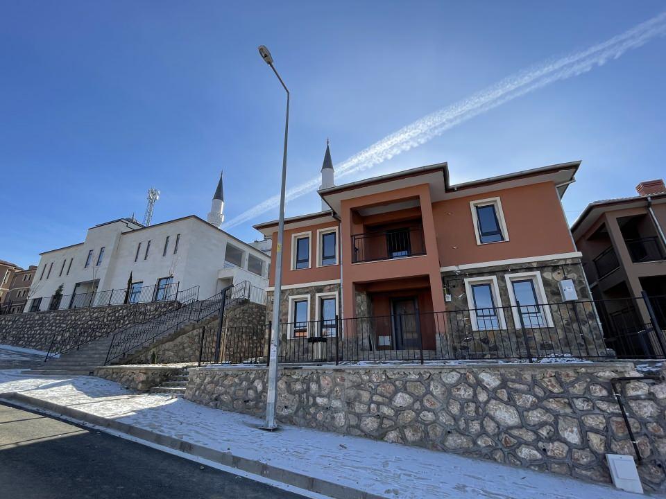 <p><strong>- "Sivrice alt ve üst yapısıyla yenilenen bir ilçe oldu"</strong></p>
<p>Sivrice Kaymakamı Yunus Emre Vural, AA muhabirine, 24 Ocak 2020'de meydana gelen depremin ilçede çok büyük bir yıkıma neden olduğunu söyledi.</p>
<p> </p>