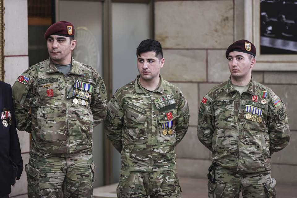 <p>Azerbaycan'ın bağımsızlığının ebedi olduğunu belirten Hasanlı, "Bugün TBMM'deyiz. Ne mutlu bize Gazi Mustafa Kemal Atatürk ve silah arkadaşlarının yarattığı bir Meclis'teyiz. Bu Meclis, gazi Meclis'tir. Her zaman Türkiye'nin yanındayız. Türkiye'nin gücü Azerbaycan'ın gücüdür." mesajını verdi.</p>

<p> </p>
