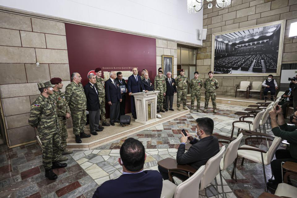 <p>Gazi Mustafa Kemal Atatürk'ün, "Azerbaycan'ın sevinci bizim sevincimiz, kederi bizim kederimizdir" sözünü hatırlatan Hasanlı, "Azerbaycan ve Türkiye kardeştir, tüm dünya bunu gördü. Azerbaycan topraklarını işgalden kurtardı. Nasıl ki Türkiye, Kurtuluş Savaşı'nda bağımsız, hür olduğunu dünyaya göstererek diğer mazlum halklara örnek oldu. Kıbrıs gazisi abilerimiz, dünyada Türk'ün daima hür yaşayacağını bir daha tasdikledi. 21. yüzyılda biz de Karabağ'da büyük bir zafer elde ederek, dünyada toprakları işgalde kalan diğer ülkeler için de bir ışık, umut olduk." ifadesini kullandı.</p>

<p> </p>
