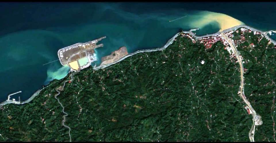 <p>Şu anda deniz dolgusu tamamen bitmiş. Üstyapı çalışmaları devam ediyor, inşallah kısa zamanda apron binalarının da devreye girmesiyle 3-4 ay gibi bir süre içerisinde tamamen bitmiş olacak. Tüm bölgemizin heyecanla beklediği bir proje” dedi.</p>