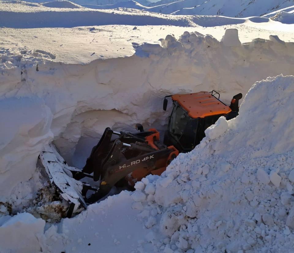 <p>Hakkari'nin Yüksekova ilçesinde 6 metreyi geçen kar kalınlığında zorlukla ilerleyen ekipler, çığ tehlikesine rağmen yol açma çalışmalarını sürdürüyor.<br />
 </p>
