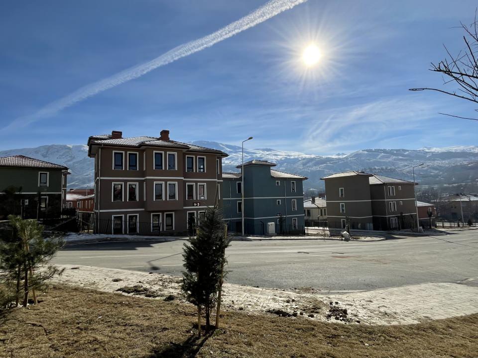 <p>Zorlu bir süreç yaşadıklarını ama sonunda depreme dayanıklı evlerin ortaya çıktığını dile getiren Gündoğan, şöyle konuştu:</p>
<p>"TOKİ farklı mimarisiyle yeni bir ilçe yaptı. Konutlarımız bitti. Kısa süre sonra anahtar teslimleri yapılarak vatandaşlarımızın hizmetine sunulacak. </p>