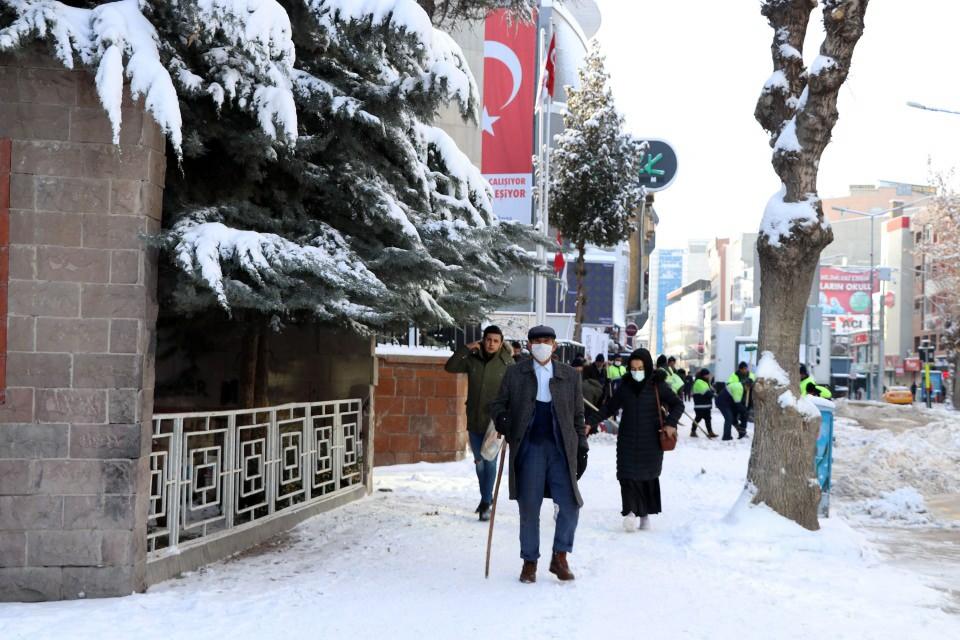 <p><strong>77 MAHALLE, 147 MEZRA YOLU KAPALI</strong></p>
<p>Öte yandan Başkale'ye bağlı 3 mahalle 4 mezra, Bahçesaray'da 23 mezra, Çaldıran'da 3 mahalle, Çatak'ta 27 mahalle 88 mezra, Edremit'te 1 mahalle, Erciş'te 2 mahalle, Gevaş'ta 1 mahalle 4 mezra, Gürpınar'da 15 mahalle 18 mezra, İpekyolu'nda 2 mahalle, Muradiye'de 18 mahalle 6 mezra ve Tuşba'da da 5 mahalle 4 mezra olmak üzere; 77 mahalle ile 147 mezra yolu ulaşıma kapandı. </p>