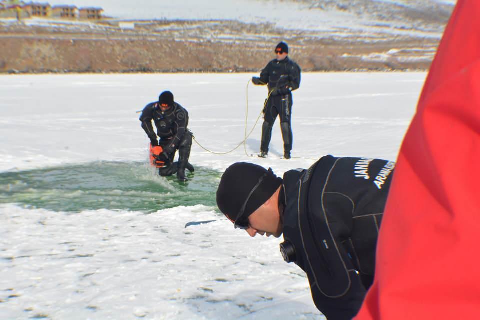 <p>Kış mevsiminde yüzeyinin tamamı buzla kaplanan Çıldır Gölü'nde 20 santimetrelik buzu motorlu testere ile kesen dalgıçlar, soğuk sulara daldı.<br />
 </p>

