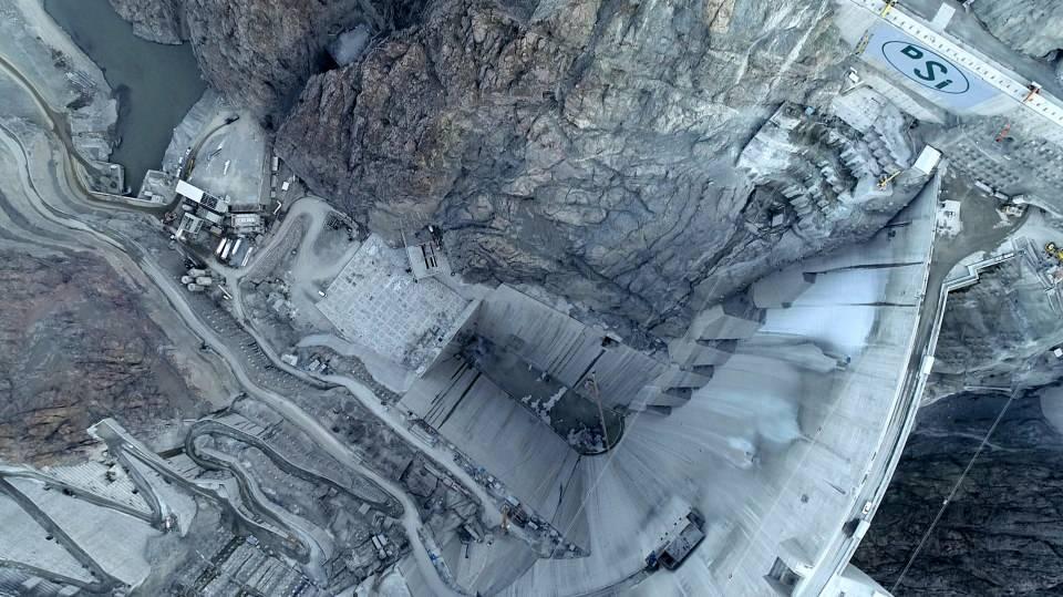 <p> 275 metre gövde yüksekliğiyle Türkiye’nin en yüksek, dünyanın ise 'çift eğrilikli ince kemer baraj tipi' kategorisinde 3’üncü en yüksek barajı olan Yusufeli Barajı’nda, 558 megavat kurulu güce sahip santral yer alıyor. </p>

