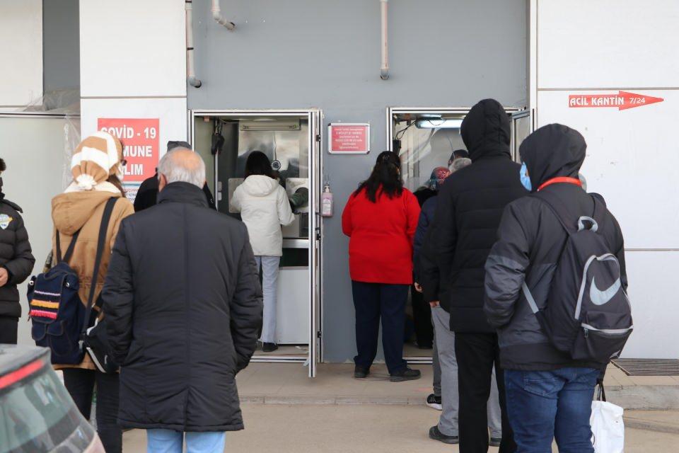 <div><strong>ESKİŞEHİR TAMAMEN ‘KIZARDI’</strong></div>

<div> </div>

<div>Eskişehir, Bilecik ve Kütahya'da güncellenen vaka sayıları, Hayat Eve Sığar (HES) uygulamasındaki risk haritasına da yansıdı. Kütahya’da düşen vakalar nedeniyle yeşil alanlar çoğalırken, Bilecik vaka düşüşüne rağmen haritada, 'yüksek risk' anlamına gelen 'kırmızı' renkte yer aldı. Eskişehir'de ise harita artan vakalarla birlikte tamamen kızardı.</div>
