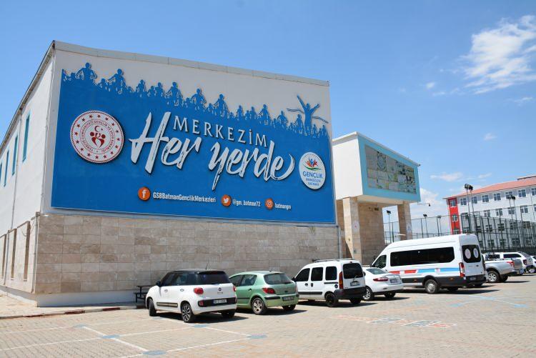 <p>Huzur ve güvenle yatırımlar arttı</p>

<p> Gençlik ve Spor İl Müdürü Şafi Özperk, AA muhabirine, huzur ve güvenin oluşmasıyla yatırımların yapılabileceğini söyledi.</p>
