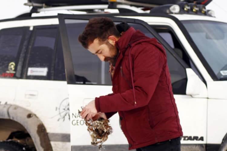 <p>İlçede dondurucu soğuk havanın olması ve yine havanın sisli olması, dağlardan şehre inen aç kurtlarla da karşılaşabileceğimizi gösteriyor. </p>
