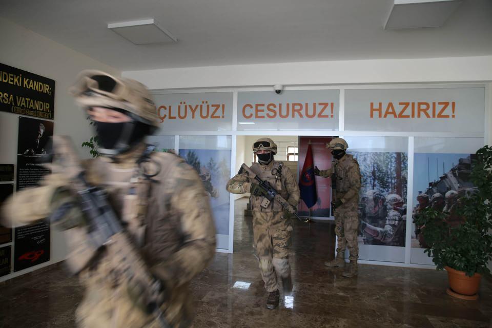 <p>Mardin İl Jandarma Komutanlığı ekiplerince terör örgütü PKK'ya yönelik operasyonlar aralıksız sürdürülüyor.</p>

<p> </p>

