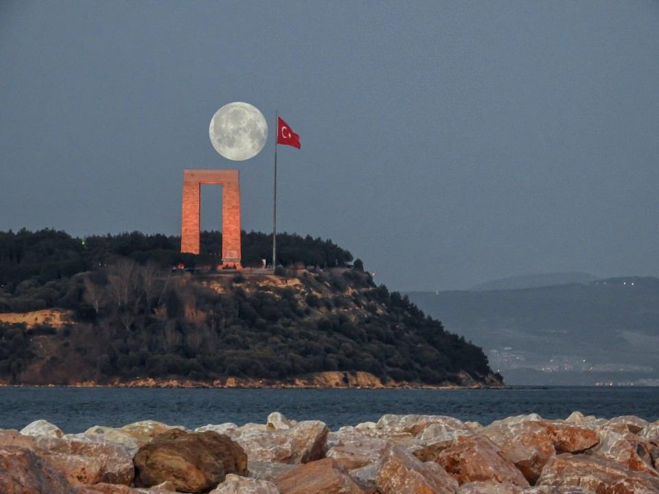 <p>Fotoğraf sanatçısı İsa Turan çektiği görüntülerde en çok beğenilen Çanakkale Şehitler Abidesi Türk Bayrağı ve dolunayın eşsiz uyumu oldu. </p>
