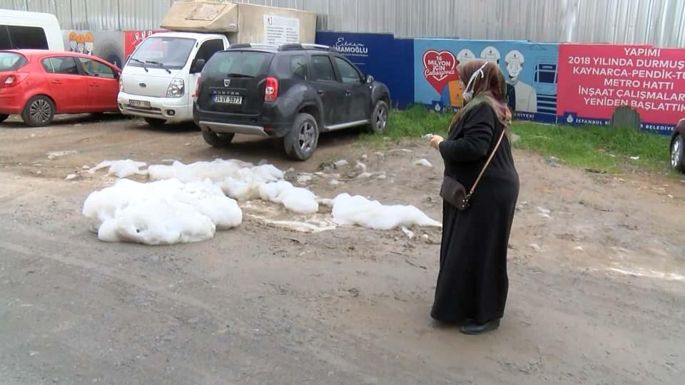 <p>Bidon delindikten sonra suyla karışıp böyle bir köpürme yapmış. Herhangi bir kimyasal bir durum söz konusu değil. Normal elimizde yıkadığımız sıvı sabun" şeklinde konuştu. </p>
