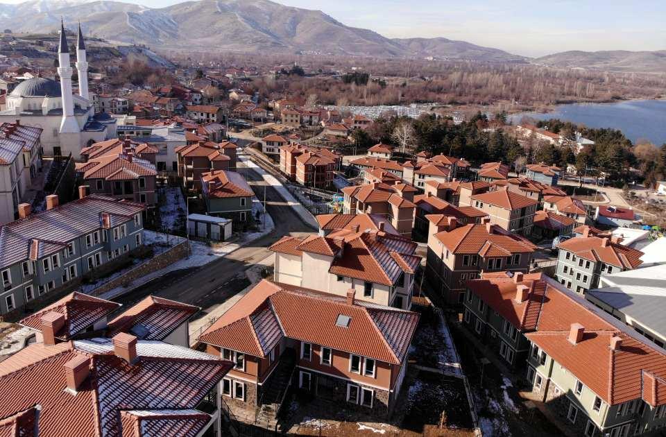<p>Elazığ'da 23 bin 677 konut, 2 bin 515 köy evi ve 302 ahır inşa eden TOKİ tarafından 15 bin konut ve iş yerinin yapımı tamamlandı, çok sayıda konut hak sahiplerine teslim edildi.</p>

<p> </p>
