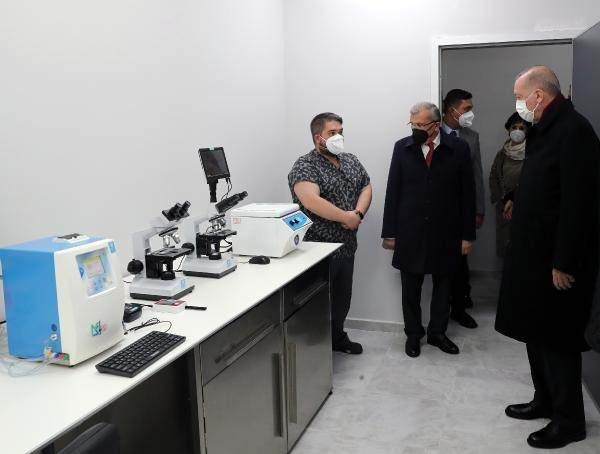 <p>Cumhurbaşkanı Erdoğan incelemeleri sırasında yetkililerden bilgi aldı.</p>
