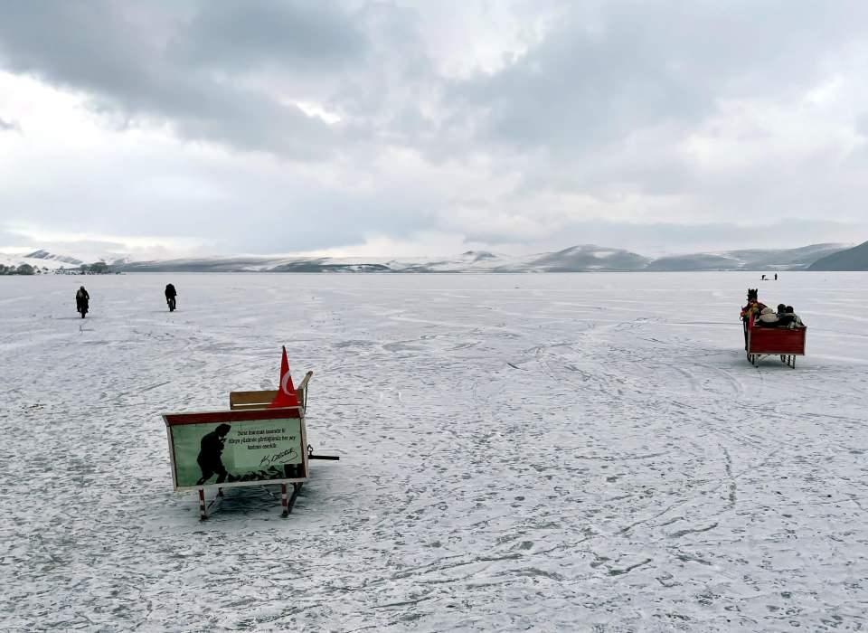 <p>Gölün bu doyumsuz manzarasını izlemek ve yaşamak için çok sayıda yerli ve yabancı turist de bölgeye gelmeye başladı.</p>