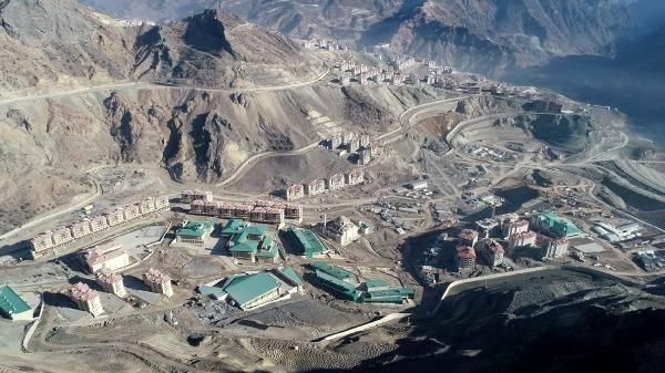 <p>TARIM TOPRAĞI TAŞINIYOR</p>

<p>Kamu binalarının yapımına devam edilen yeni yerleşim alanına, kayıtlı mezarlar ve meyve ağaçlarının nakledilmesinin ardından verimli nebati tarım topraklarının taşınması için de çalışma başlatıldı.</p>
