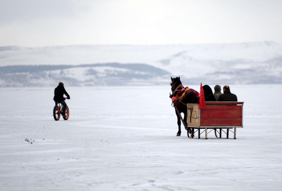 <p>Ardahan ve Kars arasında yer alan, buzlanan doğal güzelliği ile her mevsim yerli ve yabancı turistleri cezbeden Çıldır Gölü, yörede etkili olan kar yağışıyla beyaza büründü.</p>
<p> </p>