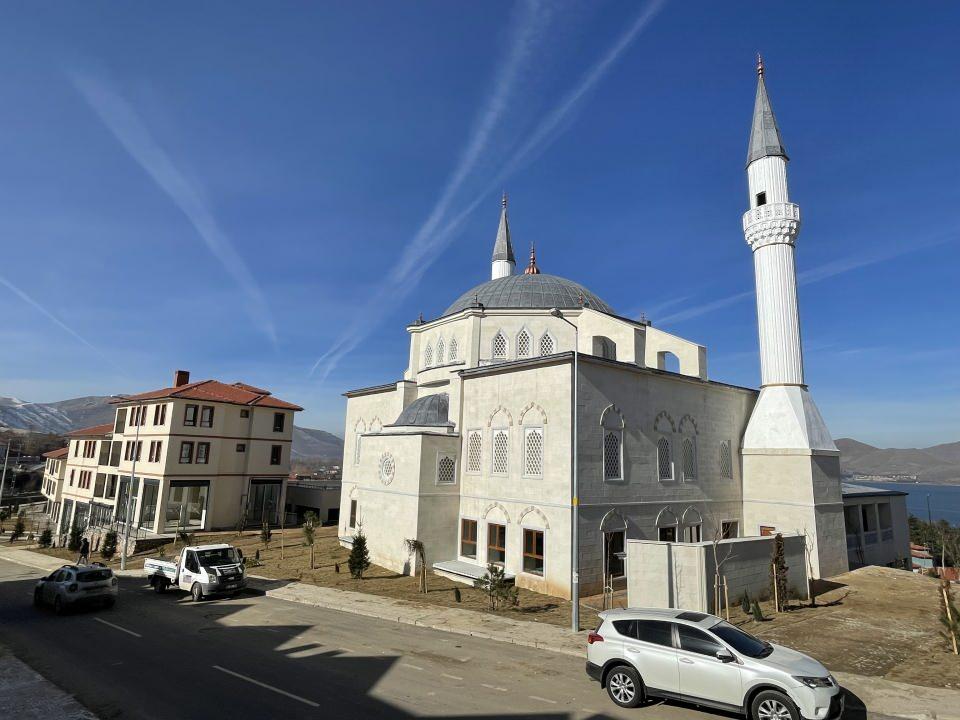 <p>İlk testimizi yaşadığımız depremlerde verdik, herhangi bir çatlama olmadı. Bu sağlam evlerle deprem korkusu yerini huzur, güven ve mutlu bir yaşama bırakacak."</p>
<p> </p>