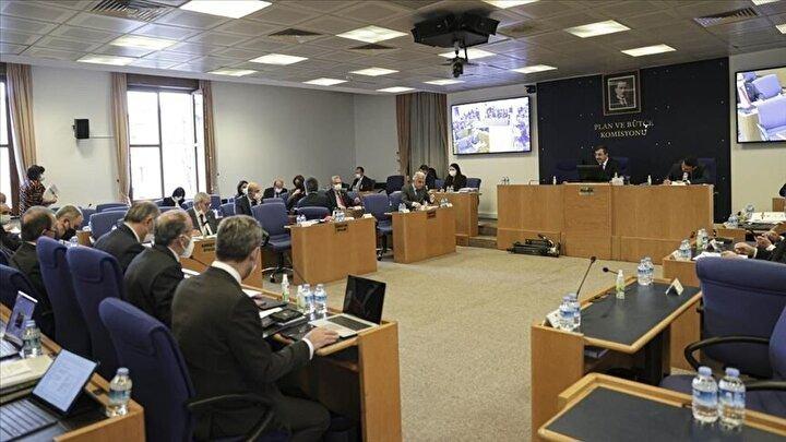 <p>TBMM Plan Bütçe Komisyonu’nda teklif ile ilgili 'etki analizi' de üyelere dağıtıldı. Etki analizine göre; Haziran-Aralık 2021 arasını kapsayan mal ve hizmet alımları ile yapım işlerinde ödenecek ek fiyat farkının yaklaşık 10,5 milyar lirayı bulması bekleniyor. Elektronik Kamu Alım Platformu'nda Haziran- Aralık 2021 döneminde yürütülen 26 bin 789 adet sözleşmenin bedelinin 213 milyar lira olduğu, bu dönemde gerçekleşen hakediş tutarının ise yaklaşık 70 milyar lira, ek fiyat farkının ise yaklaşık 10,5 milyar lira olduğu hesaplandı. Yapılan etki analizi çalışmasına göre; ihracatçı firmaların kurumlar vergisinde 1 puanlık indirimin 470 milyon lira, imalat sektöründe faaliyet gösteren firmalara getirilen 1 puanlık indirimin maliyetinin ise 1.3 milyar lira olmak üzere toplam maliyetin 1,77 milyar lira olması bekleniyor.</p>

