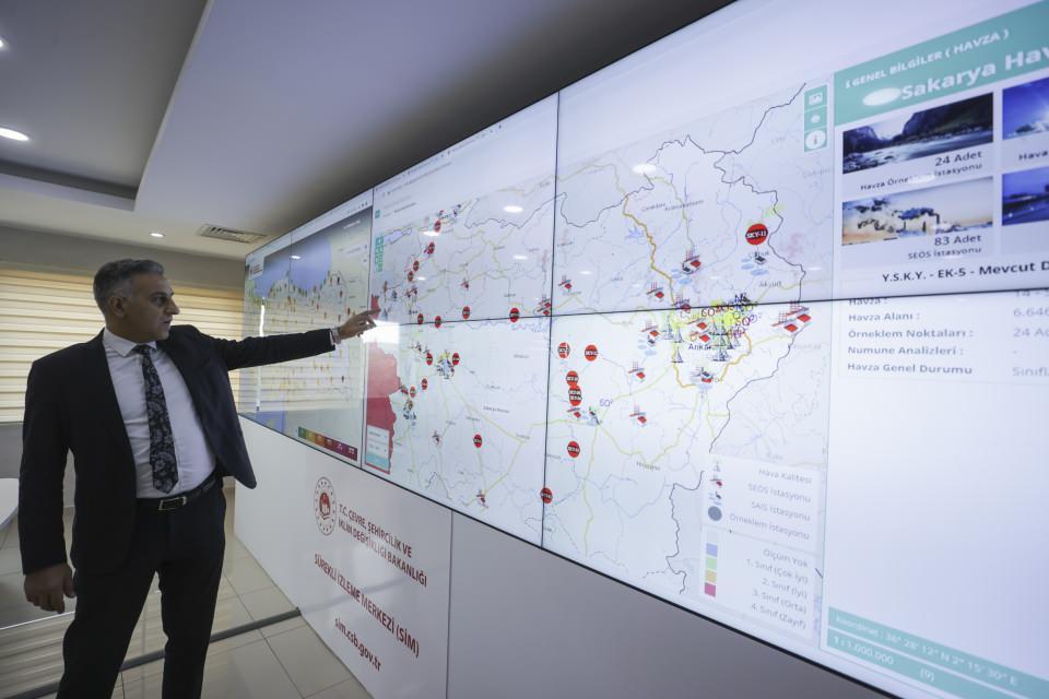 <p>Merkezdeki verileri, "çevrim içi veriler" ile "periyodik izlenen veriler" olarak iki kategoride topladıklarını belirten Olgun, Ulusal Hava Kalitesi İzleme Ağı kapsamında 81 ilde 360 istasyondan Türkiye'nin hava kalitesini anlık takip ettiklerini ve vatandaşın bilgisine mobil uygulama ile sunduklarını söyledi.</p>
<p> </p>