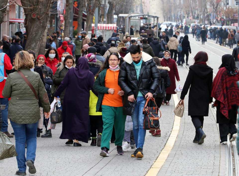 <p><strong>Eskişehir en çok vaka artışı görülen 3 ilden biri oldu, test kuyrukları uzadı</strong><br />
<br />
​Eskişehir'de en az iki doz aşı olan kişilerin oranı yüzde 85'e ulaşmasına rağmen süren Covid-19  vaka artışı Sağlık Bakanlığı’nın risk haritasında yansıdı. Hastanelerde test kuyruklarının uzadığı kentte vaka oranı önceki haftaya göre 91,72 artışla 100 bin kişide 427,42’ye çıkarak, Türkiye’de en çok vaka artışı görülen 3 ilden  biri oldu.<br />
 </p>

<p> </p>
