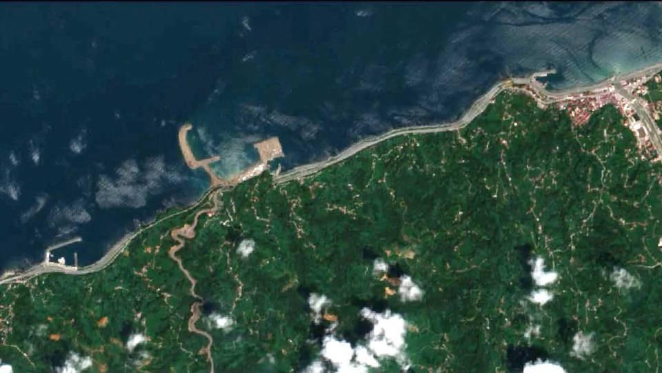 <p>Fotoğraflarda deniz dolgusu ile birlikte artan kara parçasının değişimi de görüldü.</p>
