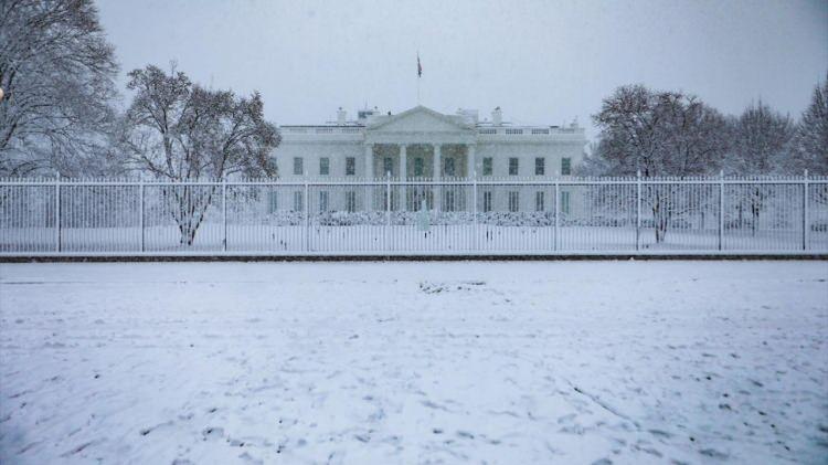 <p>ABD'nin Doğu Yakası ve başkent Washington 2022'yi yoğun kar yağışıyla karşıladı, 20 milyondan fazla kişi için "kar fırtınası" uyarısı yapıldı.</p>
