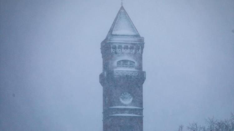 <p><strong>Washington'da kar kalınlığının 7 ila 17 santimetre olması bekleniyor</strong></p>

<p>Ulusal Hava Durumu Hizmetleri Biriminden (NWS) yapılan a&ccedil;ıklamada, Washington ve &ccedil;evresinde kar kalınlığının 7 ila 17 santimetre ve r&uuml;zgarın hızının saatte 56 kilometreye ulaşmasının beklendiği belirtildi, s&uuml;r&uuml;c&uuml;lere "mecbur kalmadık&ccedil;a yola &ccedil;ıkmama" uyarısı yapıldı.</p>
