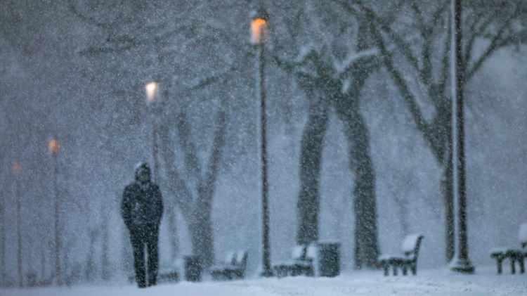 <p>New York ve New Jersey eyaletleri başta olmak &uuml;zere Doğu Yakası'ndaki bir&ccedil;ok eyalette de s&uuml;r&uuml;c&uuml;ler i&ccedil;in "kar fırtınası" uyarısı yapıldı.&nbsp;</p>

<p>&nbsp;</p>
