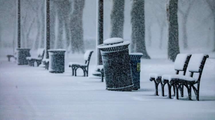 <p><strong>Hava yolu ulaşımı da etkilendi</strong></p>

<p>U&ccedil;uşları takip eden "FlightAware.com" isimli internet sitesi, yoğun kar yağışı ve fırtına nedeniyle &ccedil;ok sayıda u&ccedil;uşun iptal edildiğini ya da ertelendiğini a&ccedil;ıkladı.</p>

<p>&nbsp;</p>
