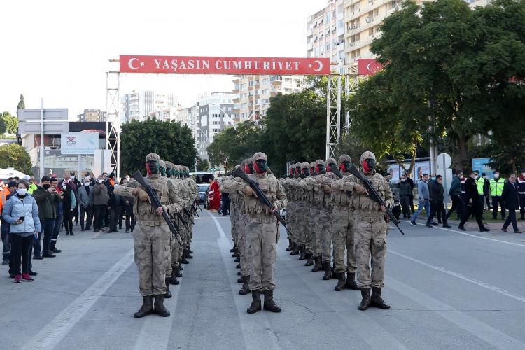 <p>5 Ocak Meydanı'nda başlayan törende, 100 yıl önce düşman işgalinin sona ermesinin ardından "vatandaşlar tarafından dikilen büyük Türk bayrağının saat kulesi olan Büyüksaat'e kadar ellerde taşınarak, Büyüksaat ile Ulu Cami minaresi arasına asılması" canlandırıldı. Kortej eşliğinde vatandaşların ellerinde taşıdıkları bayrak, aynı yere asıldı. Bu sırada bir manga asker tarafından saygı atışı yapıldı.</p>

<p> </p>
