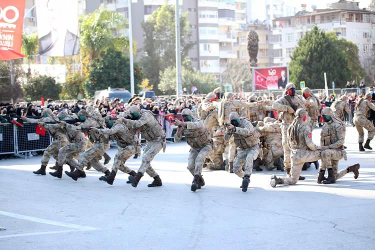 <p>Elban, ülkenin vatan olarak bırakılmasında başta Milli Mücadele'nin önderi olan Gazi Mustafa Kemal Atatürk olmak üzere tüm silah arkadaşlarına, şehitlere ve gazilere minnet ve şükranlarını sundu.</p>
<p> </p>