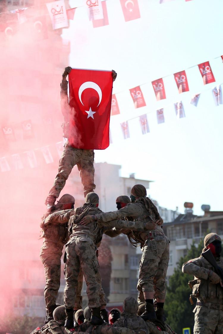 <p>Büyükşehir Belediye Başkanı Karalar da Atatürk'ün, ulusal kurtuluş mücadelesinin başlangıcının Adana'da olduğuna atıfta bulunarak "Bende bu vekayiin ilk hiss-i teşebbüsü, bu memlekette bu güzel Adana'da doğmuştur." sözünü söylediğini aktardı.</p>

<p> </p>
