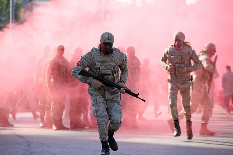 <p><strong>- Jandarma ekipleri gösteriler sundu</strong></p>
<p>Törende Jandarma Genel Komutanlığı merasim bölüğü gösteri sundu, Mehteran Takımı konser verdi. Jandarma Özel Asayiş Komutanlığına bağlı askerler de iki helikopterle "Üzüm salkımı" gösterisi sergiledi.</p>
<p> </p>