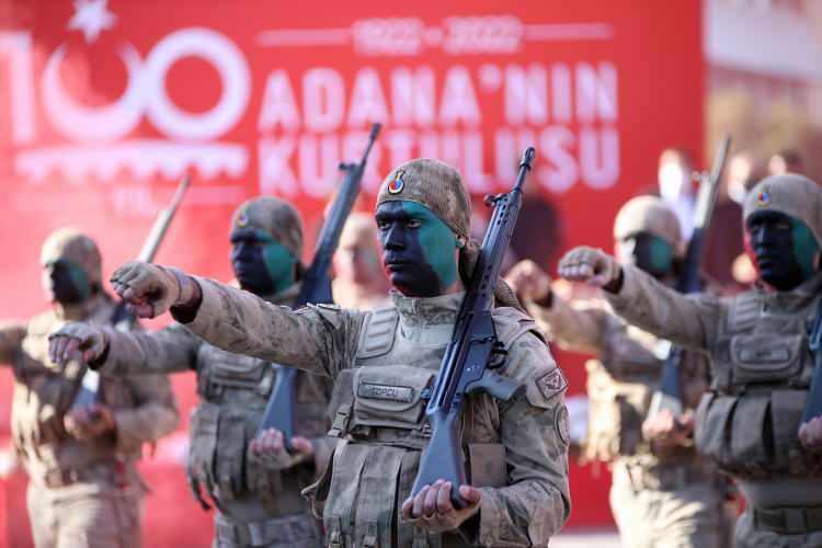 <p>Pozantı'dan bisikletli sporcular tarafından "Atatürk'ün Mücahitlerinden Adana'ya" isimli düzenlenen etkinlikle taşınan Türk bayrağı Vali Elban'a teslim edildi.</p>
<p> </p>