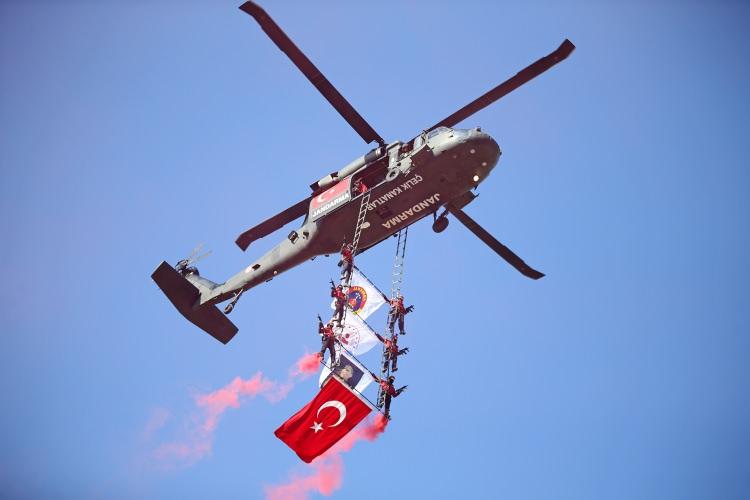 <p>Kutlamada, 100 yaşındaki Makbule Celil, döneme ait Türk bayrağını iki ilkokul öğrencisine verdi. Şiirlerin okunduğu törende, 100 kişilik halk oyunları gösterisi yapıldı. Vali Elban ve katılımcılar, kutlamalar kapsamında düzenlenen çeşitli yarışmalarda dereceye girenlere ödüllerini verdi.</p>
<p> </p>