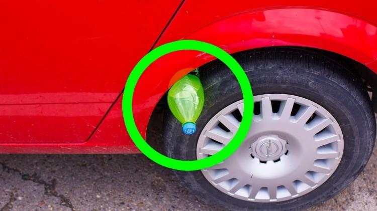 <p><span style="color:#000000"><strong>Pet şişe hilesi ilk olarak Güney Afrika'da görüldüğü ve, sonrasında hızla dünyanın geri kalanına yayıldığı biliniyor. Araba hırsızı, çalabileceği bir araç gördüğünde tekerlek ile arabanın arasına plastik bir şişe sıkıştırıyor.</strong></span></p>
