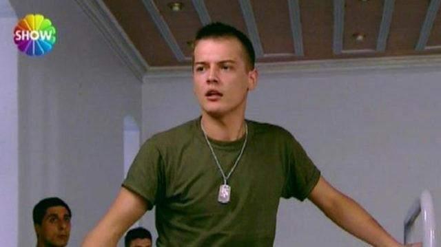 <p><strong>Bir dönem psikoz teşhisi konulan ve uzun yıllar hastalıkla mücadele eden Kural, 20 gün Bakırköy Ruh ve Sinir Hastalıkları Hastanesi'nde tedavi gördü. 'Yerli Leonardo DiCaprio' olarak anılan Arda Kural, Habertürk’ten Aytekin Teker’e konuşmuştu.</strong></p>
