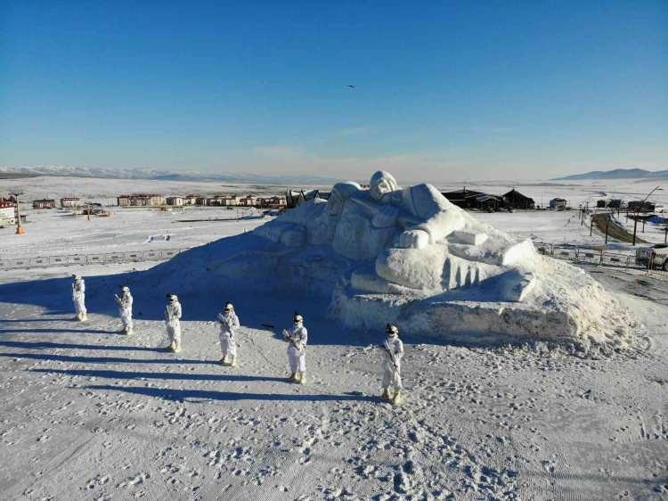 <p>Cıbıltepe Kayak Merkezi'nin 1. etap oteller bölgesinde yapımı tamamlanan, Allahu Ekber Dağlarında donarak şehit olan askerlerin anısına tasarlanan kar heykelleri ilçe çevresinden 200 kamyon kar taşınarak yapıldı.</p>

