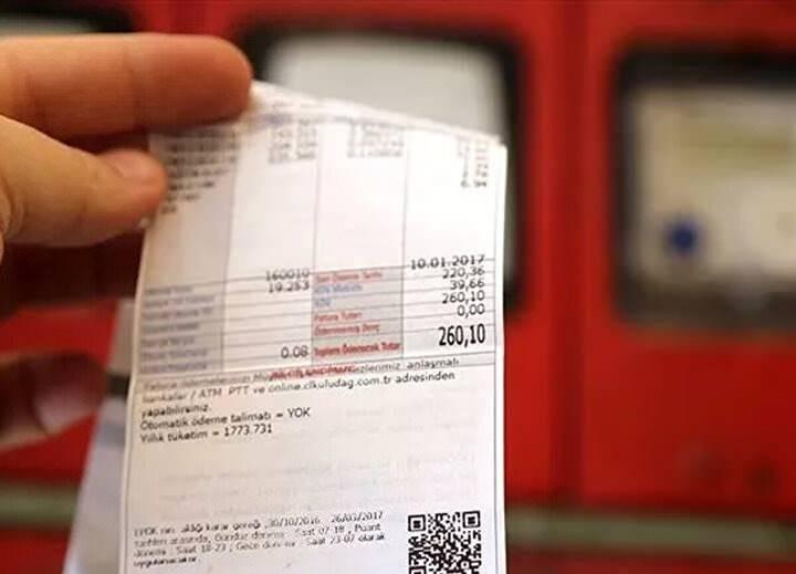 <p>Kamu İhale Sözleşmeleri Kanunu'na 'Ek fiyat farkı ve sözleşmelerin devri' başlıklı madde ekleniyor. Türkiye ve dünyada hammadde temininde ve tedarik zincirlerinde yaşanan aksaklıklarla girdi fiyatlarındaki beklenmeyen artışlar nedeniyle 1 Aralık 2021 tarihinden önce Kamu İhale Kanunu'na göre ihalesi yapılan ve bu maddenin yürürlüğe girdiği tarih itibarıyla devam eden veya bu maddenin yürürlüğe girdiği tarihten önce fesih veya tasfiye edilmeksizin kabulü/geçici kabulü yapılan mal ve hizmet alımları ile yapım işlerine ilişkin Türk lirası üzerinden yapılan sözleşmelerde düzenlemeye gidiliyor.</p>
