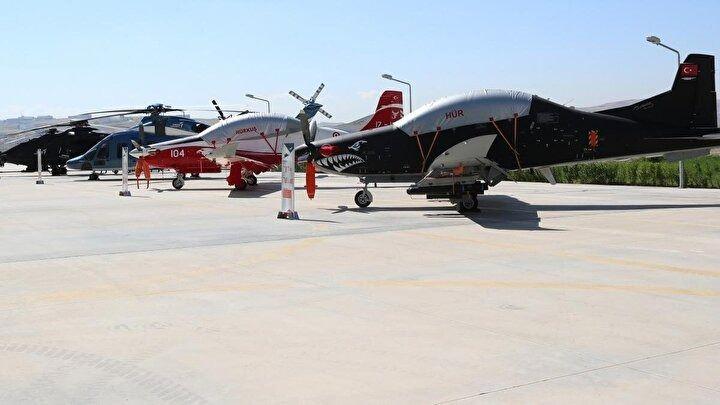 <p><strong>Hürkuş’un Temel Özellikleri Neler?</strong><br />
<br />
Eğitim uçağı Hürkuş’un özellikleri eğitim alacak pilotların uçuş kurallarını öğrenmelerine yöneliktir. Cam kokpit olarak bilinen dijital elektronik göstergeye sahip olan model bu sayede aşırı miktardaki gösterge panelinin kalabalığını azaltarak pilotların kontrollerini daha iyi yapabilmesini sağlamaktır. Elektronik dijital gösterge özellikle aday pilotlar için büyük avantajlar sunmaktadır. Böylece muharip uçaklardaki bütünlüğe de daha iyi adapte olmasını sağlamaktadır.</p>
