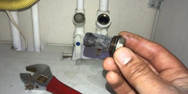 <p>- Kombilerinin yazın filtresini sık sık yaptırmanız gerekmektedir. Soğuk olduğunda ise daha fazla filtre kontrolü yapılmalıdır. Filtre temizliğinin yapılmaması sağlık açısından kötü sonuçlara doğurabilir.</p>
<p> </p>