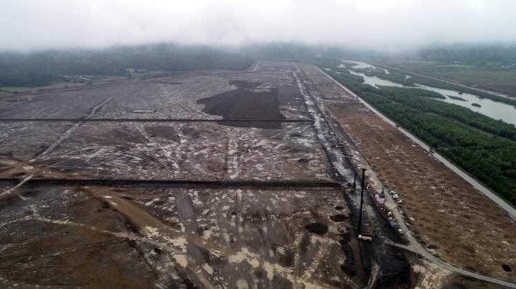 <p>Dünyadaki tüm doğal gaz tesisleri gibi yüksek güvenlik önlemleri ile korunacağı açıklanan tesisin, 2023 yılında tamamlanarak hizmete alınması planlanıyor. </p>
