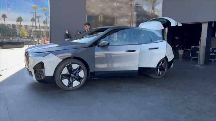 <p>BMW, CES 2022'de bir düğmeye dokunarak istediğiniz zaman renk değiştiren devrim niteliğinde teknolojisi ortaya çıktı.</p>
<p> </p>