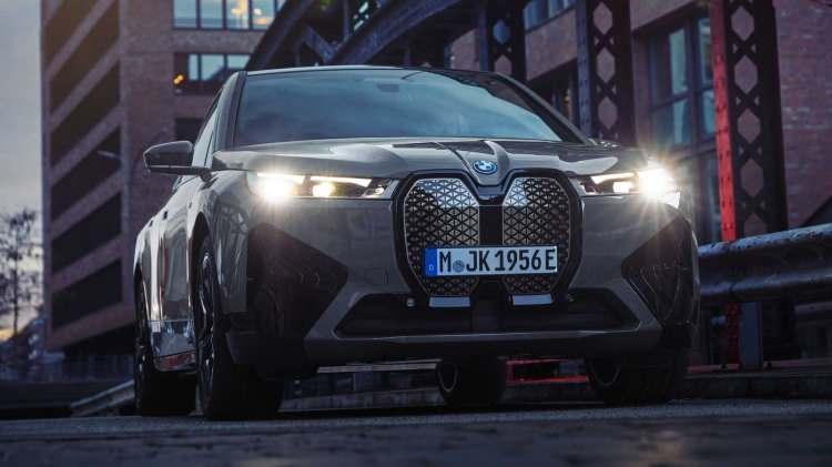 <p><strong>BMW İX</strong></p>
<p>Alman otomobil devi BMW, CES 2022 fuar alanında dikkat çeken bir teknoloji gösteriminde bulundu. BMW'nin renk değiştirebilen otomobili Las Vegas'daki fuarda tanıtıldı.</p>
<p> </p>